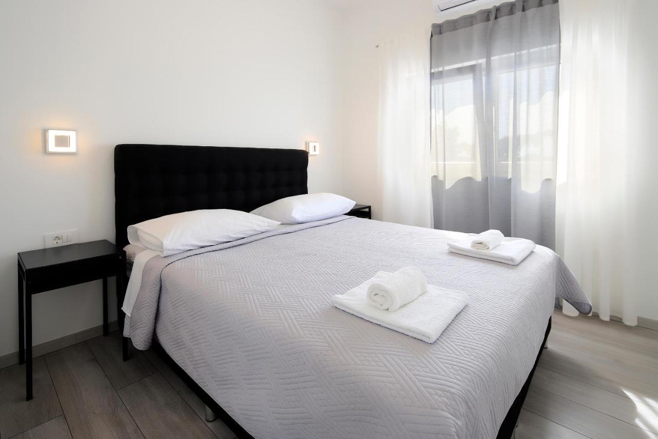 Apartments Lola Novalja Exterior photo